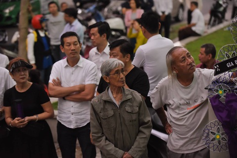 Vợ Nguyễn Chánh Tín đau buồn tiễn đưa chồng về nơi an nghỉ - Ảnh 4. Vợ Nguyễn Chánh Tín đau buồn tiễn đưa chồng về nơi an nghỉ - Ảnh 4.