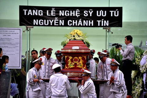 Vợ Nguyễn Chánh Tín đau buồn tiễn đưa chồng về nơi an nghỉ - Ảnh 7. Vợ Nguyễn Chánh Tín đau buồn tiễn đưa chồng về nơi an nghỉ - Ảnh 7.