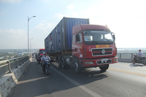 Cấm xe tải trọng lớn qua cầu Rạch Miễu - Ảnh 1. Cấm xe tải trọng lớn qua cầu Rạch Miễu - Ảnh 1.