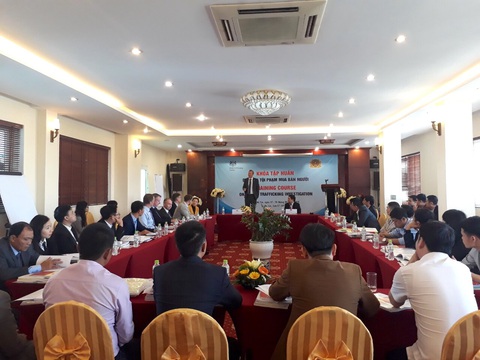 Đại sứ Anh thăm gia đình nạn nhân vụ 39 thi thể - Ảnh 3. Đại sứ Anh thăm gia đình nạn nhân vụ 39 thi thể - Ảnh 3.