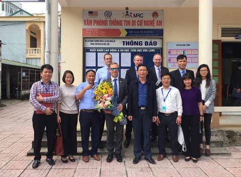 Đại sứ Anh thăm gia đình nạn nhân vụ 39 thi thể - Ảnh 1. Đại sứ Anh thăm gia đình nạn nhân vụ 39 thi thể - Ảnh 1.
