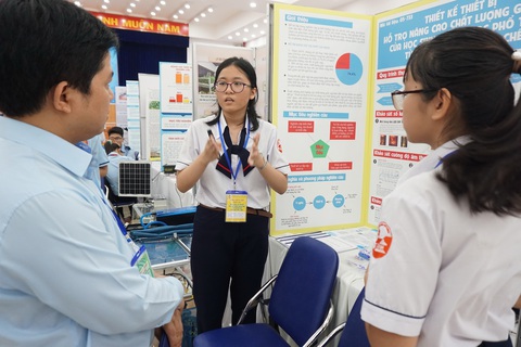 Học sinh lớp 11 làm máy giúp ngủ ngon - Ảnh 2. Học sinh lớp 11 làm máy giúp ngủ ngon - Ảnh 2.