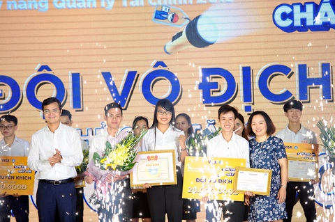 Cô sinh viên 5 tốt miệt mài đi thi để... kiếm tiền - Ảnh 1. Cô sinh viên 5 tốt miệt mài đi thi để... kiếm tiền - Ảnh 1.
