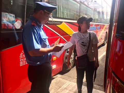 TP.HCM tạm đình chỉ hiệu lực phù hiệu, biển hiệu xe khách, xe buýt, taxi, xe du lịch - Ảnh 1. TP.HCM tạm đình chỉ hiệu lực phù hiệu, biển hiệu xe khách, xe buýt, taxi, xe du lịch - Ảnh 1.