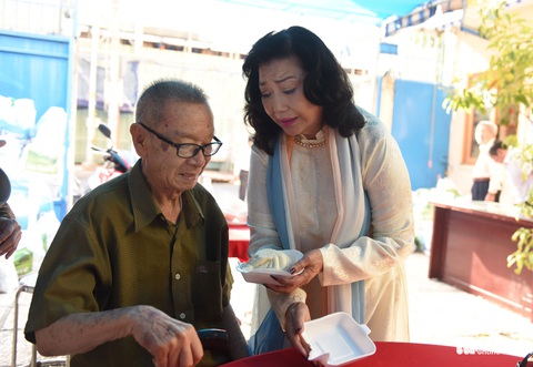 Nghệ sĩ tri âm: Thương kép chánh hát bội chạy xe ôm, mấy cô nữ đi giặt đồ - Ảnh 1. Nghệ sĩ tri âm: Thương kép chánh hát bội chạy xe ôm, mấy cô nữ đi giặt đồ - Ảnh 1.