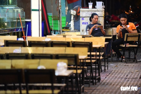 Quán nhậu đìu hiu khách, nhân viên đốt phong long xả xui - Ảnh 4. Quán nhậu đìu hiu khách, nhân viên đốt phong long xả xui - Ảnh 4.