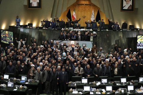 Iran nã hàng chục tên lửa vào căn cứ có lính Mỹ ở Iraq - Ảnh 2. Iran nã hàng chục tên lửa vào căn cứ có lính Mỹ ở Iraq - Ảnh 2.