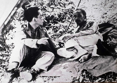 bác hồ & tướng giáp nghỉ chân trên đường ra mặt trận biên giới 1950