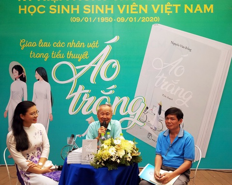 Người nam sinh Sài Gòn tóc bạc kể mãi chuyện xuống đường... - Ảnh 1. Người nam sinh Sài Gòn tóc bạc kể mãi chuyện xuống đường... - Ảnh 1.