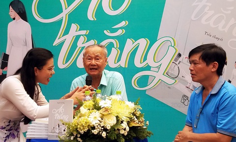 Người nam sinh Sài Gòn tóc bạc kể mãi chuyện xuống đường... - Ảnh 2. Người nam sinh Sài Gòn tóc bạc kể mãi chuyện xuống đường... - Ảnh 2.