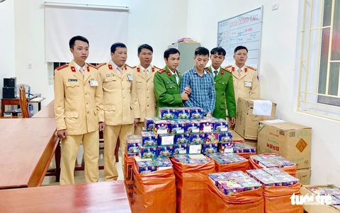 Chở gần 1 tấn pháo cùng động vật hoang dã về Việt Nam, một xe khách biển số Lào bị bắt - Ảnh 1. Chở gần 1 tấn pháo cùng động vật hoang dã về Việt Nam, một xe khách biển số Lào bị bắt - Ảnh 1.