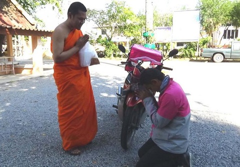 Bắt trend cực nhanh: nhà sư Thái Lan ban phước lành qua cuộc gọi video - Ảnh 1. Bắt trend cực nhanh: nhà sư Thái Lan ban phước lành qua cuộc gọi video - Ảnh 1.