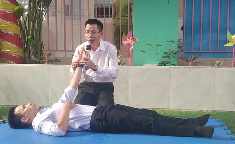 Phụ huynh vô trường học... sơ cứu - Ảnh 1. Phụ huynh vô trường học... sơ cứu - Ảnh 1.