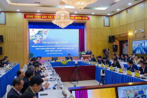 Thủ tướng Nguyễn Xuân Phúc: Đầu tư công còn bóng dáng ban phát - Ảnh 2. Thủ tướng Nguyễn Xuân Phúc: Đầu tư công còn bóng dáng ban phát - Ảnh 2.