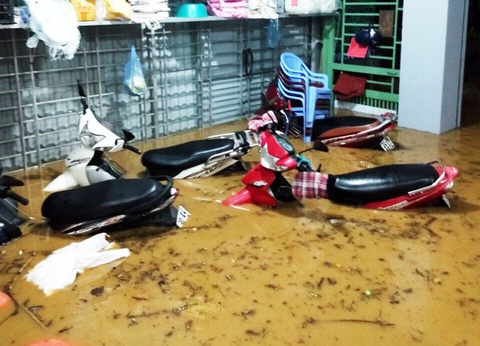 Sau cơn mưa đêm, nhiều nhà ở Lào Cai ngập trong nước, bùn đất - Ảnh 4. Sau cơn mưa đêm, nhiều nhà ở Lào Cai ngập trong nước, bùn đất - Ảnh 4.