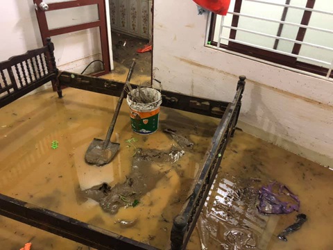 Sau cơn mưa đêm, nhiều nhà ở Lào Cai ngập trong nước, bùn đất - Ảnh 6. Sau cơn mưa đêm, nhiều nhà ở Lào Cai ngập trong nước, bùn đất - Ảnh 6.