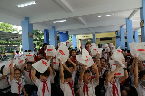 Dai-ichi Life VN mang Tết Trung Thu đến với học sinh có hoàn cảnh khó khăn - Ảnh 1. Dai-ichi Life VN mang Tết Trung Thu đến với học sinh có hoàn cảnh khó khăn - Ảnh 1.