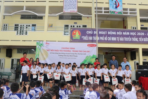Dai-ichi Life VN mang Tết Trung Thu đến với học sinh có hoàn cảnh khó khăn - Ảnh 2. Dai-ichi Life VN mang Tết Trung Thu đến với học sinh có hoàn cảnh khó khăn - Ảnh 2.