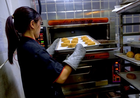Bánh Trung thu thiết kế cháy hàng, khách vây quanh chờ mua - Ảnh 2. Bánh Trung thu thiết kế cháy hàng, khách vây quanh chờ mua - Ảnh 2.