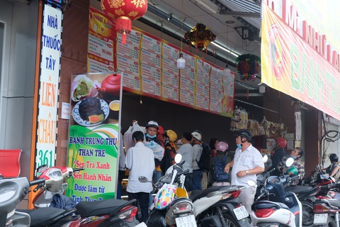 Bánh Trung thu thiết kế cháy hàng, khách vây quanh chờ mua - Ảnh 7. Bánh Trung thu thiết kế cháy hàng, khách vây quanh chờ mua - Ảnh 7.