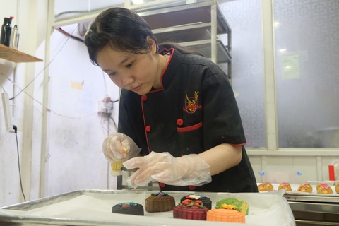 Bánh Trung thu thiết kế cháy hàng, khách vây quanh chờ mua - Ảnh 3. Bánh Trung thu thiết kế cháy hàng, khách vây quanh chờ mua - Ảnh 3.