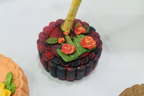 Bánh Trung thu thiết kế cháy hàng, khách vây quanh chờ mua - Ảnh 4. Bánh Trung thu thiết kế cháy hàng, khách vây quanh chờ mua - Ảnh 4.