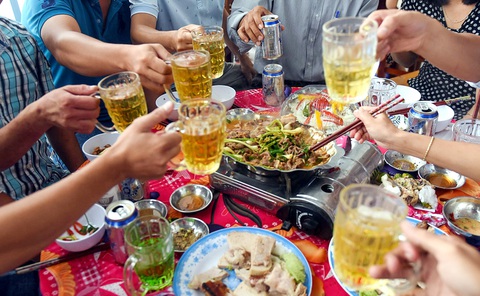 Ai hay ép người khác uống rượu bia chú ý: Bị phạt nguội như vi phạm giao thông - Ảnh 1. Ai hay ép người khác uống rượu bia chú ý: Bị phạt nguội như vi phạm giao thông - Ảnh 1.