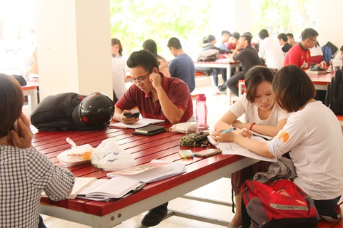 Được hỗ trợ sinh hoạt phí, sinh viên sư phạm lo tác dụng ngược - Ảnh 1. Được hỗ trợ sinh hoạt phí, sinh viên sư phạm lo tác dụng ngược - Ảnh 1.