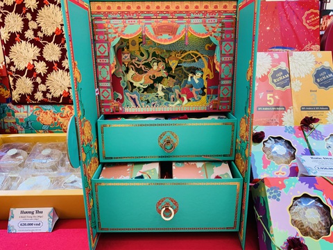 Bánh Trung thu thiết kế cháy hàng, khách vây quanh chờ mua - Ảnh 14. Bánh Trung thu thiết kế cháy hàng, khách vây quanh chờ mua - Ảnh 14.