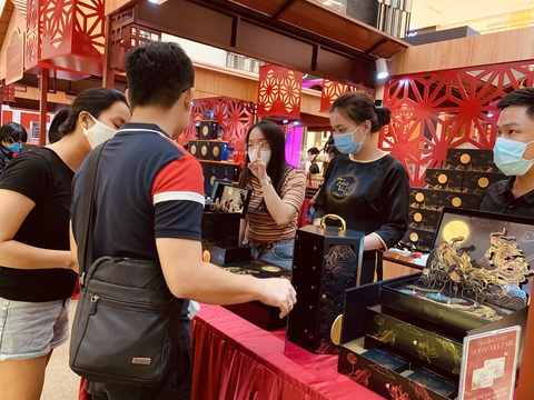 Bánh Trung thu thiết kế cháy hàng, khách vây quanh chờ mua - Ảnh 12. Bánh Trung thu thiết kế cháy hàng, khách vây quanh chờ mua - Ảnh 12.