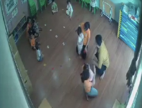 Phụ huynh bé 2 tuổi bị bố bạn tát nói cương quyết nhờ công an vào cuộc - Ảnh 1. Phụ huynh bé 2 tuổi bị bố bạn tát nói cương quyết nhờ công an vào cuộc - Ảnh 1.