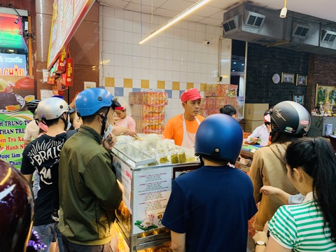 Bánh Trung thu thiết kế cháy hàng, khách vây quanh chờ mua - Ảnh 8. Bánh Trung thu thiết kế cháy hàng, khách vây quanh chờ mua - Ảnh 8.