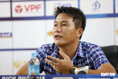 HLV Chu Đình Nghiêm thất vọng vì học trò không thoát được lối chơi ru ngủ của Thanh Hóa - Ảnh 2. HLV Chu Đình Nghiêm thất vọng vì học trò không thoát được lối chơi ru ngủ của Thanh Hóa - Ảnh 2.