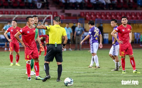 Rimario đá hỏng phạt đền, cầu thủ Thanh Hóa phấn khích trước mặt trọng tài - Ảnh 1. Rimario đá hỏng phạt đền, cầu thủ Thanh Hóa phấn khích trước mặt trọng tài - Ảnh 1.