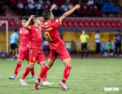 Rimario đá hỏng phạt đền, cầu thủ Thanh Hóa phấn khích trước mặt trọng tài - Ảnh 2. Rimario đá hỏng phạt đền, cầu thủ Thanh Hóa phấn khích trước mặt trọng tài - Ảnh 2.