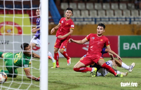 Rimario đá hỏng phạt đền, cầu thủ Thanh Hóa phấn khích trước mặt trọng tài - Ảnh 5. Rimario đá hỏng phạt đền, cầu thủ Thanh Hóa phấn khích trước mặt trọng tài - Ảnh 5.