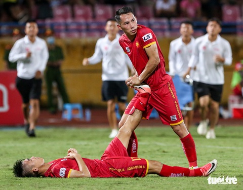 Rimario đá hỏng phạt đền, cầu thủ Thanh Hóa phấn khích trước mặt trọng tài - Ảnh 7. Rimario đá hỏng phạt đền, cầu thủ Thanh Hóa phấn khích trước mặt trọng tài - Ảnh 7.
