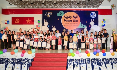 Saigontourist Group mang tết Trung thu đến học sinh nghèo ngoại thành - Ảnh 1. Saigontourist Group mang tết Trung thu đến học sinh nghèo ngoại thành - Ảnh 1.