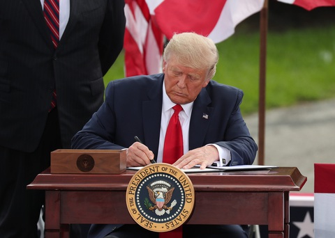 Ông Trump ký sắc lệnh nhằm kết thúc sự thống trị của Trung Quốc về đất hiếm - Ảnh 1. Ông Trump ký sắc lệnh nhằm kết thúc sự thống trị của Trung Quốc về đất hiếm - Ảnh 1.