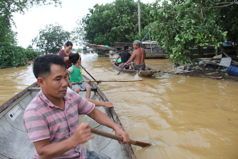 Anh Ái và chiếc ghe nhỏ giúp người làng ven sông trong nước lũ - Ảnh 1. Anh Ái và chiếc ghe nhỏ giúp người làng ven sông trong nước lũ - Ảnh 1.