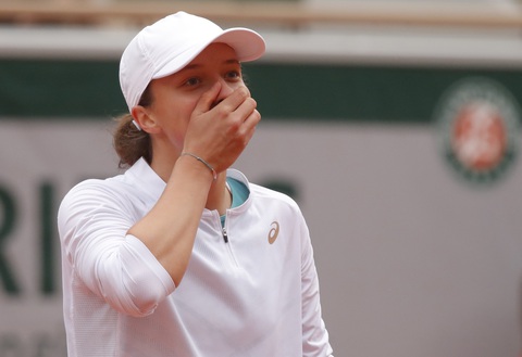 Thắng dễ Kenin, tay vợt 19 tuổi Swiatek vô địch Roland Garros - Ảnh 1. Thắng dễ Kenin, tay vợt 19 tuổi Swiatek vô địch Roland Garros - Ảnh 1.
