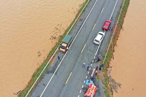 Nhiều làng ở Quảng Trị vẫn ngập trong biển nước - Ảnh 6. Nhiều làng ở Quảng Trị vẫn ngập trong biển nước - Ảnh 6.