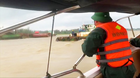 6 sà lan đứt neo trôi dạt Cửa Đại, bộ đội biên phòng cứu hộ 6 công nhân an toàn - Ảnh 2. 6 sà lan đứt neo trôi dạt Cửa Đại, bộ đội biên phòng cứu hộ 6 công nhân an toàn - Ảnh 2.