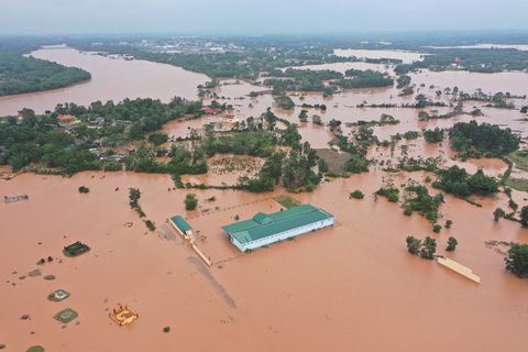 Nhiều làng ở Quảng Trị vẫn ngập trong biển nước - Ảnh 4. Nhiều làng ở Quảng Trị vẫn ngập trong biển nước - Ảnh 4.