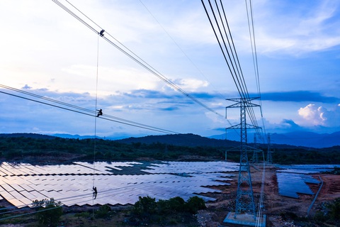 8.000 nhân viên tham gia hoàn thành dự án trạm biến áp, đường dây 500KV và nhà máy ĐMT Trung Nam - Ảnh 2. 8.000 nhân viên tham gia hoàn thành dự án trạm biến áp, đường dây 500KV và nhà máy ĐMT Trung Nam - Ảnh 2.