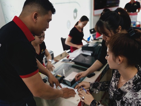 Thị trường iPhone 12 trước giờ G: kẻ tất bật, người bình tĩnh chờ - Ảnh 1. Thị trường iPhone 12 trước giờ G: kẻ tất bật, người bình tĩnh chờ - Ảnh 1.