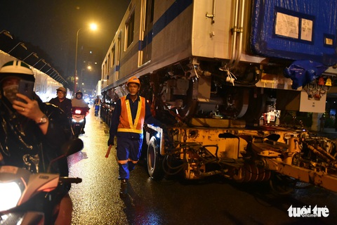 3h sáng 10-10, 3 toa tàu metro số 1 đã về tới depot quận 9 - Ảnh 4.