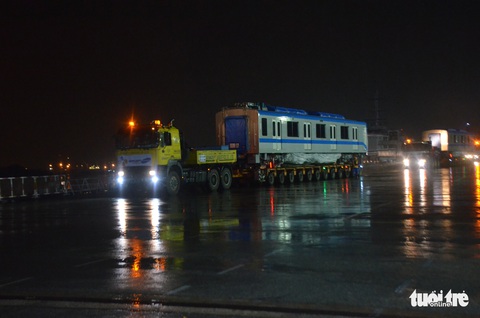 3h sáng 10-10, 3 toa tàu metro số 1 đã về tới depot quận 9 - Ảnh 2.