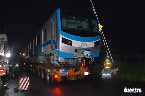 3h sáng 10-10, 3 toa tàu metro số 1 đã về tới depot quận 9 - Ảnh 8.