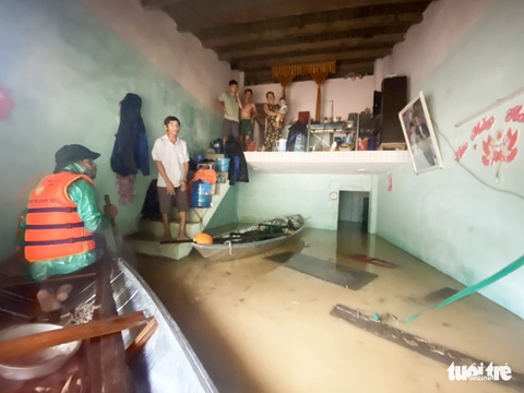 Nước sông Vu Gia đổ về cuồn cuộn, người dân trèo lên gác cao tránh lũ - Ảnh 3. Nước sông Vu Gia đổ về cuồn cuộn, người dân trèo lên gác cao tránh lũ - Ảnh 3.